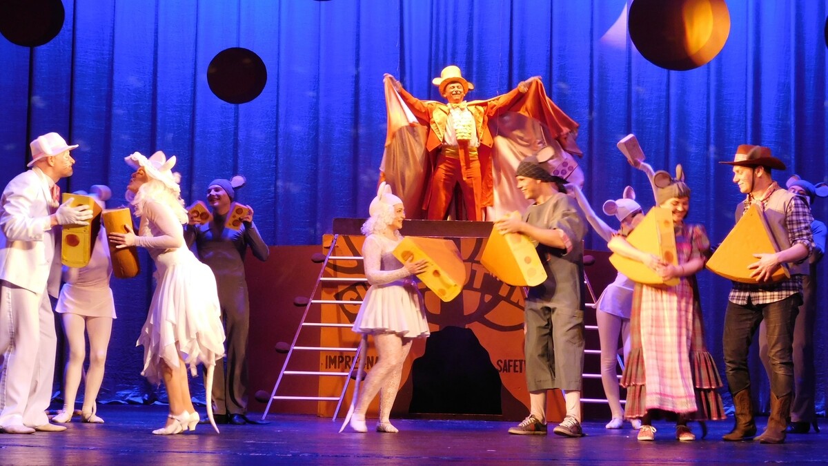 “Всі миші люблять сир” — вистава про доброту для всієї родини у Кам’янському театрі імені Лесі Українки