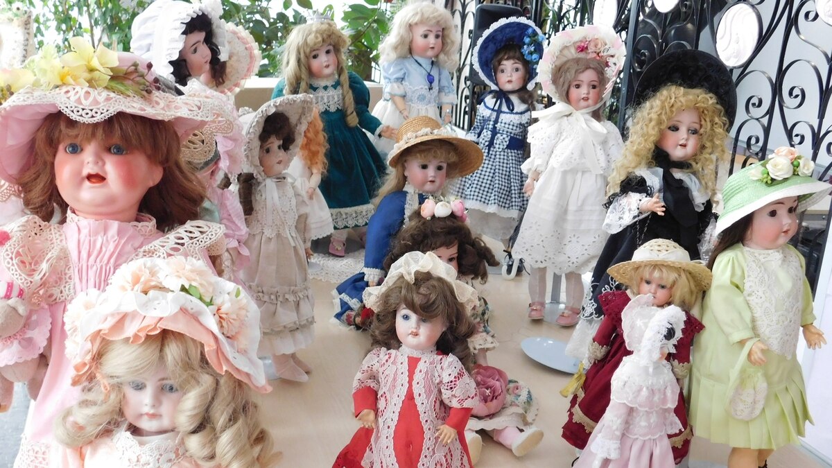 Яскрава подорож у часі: у бібліотеці на Шевченка відкрили виставку антикварних ляльок