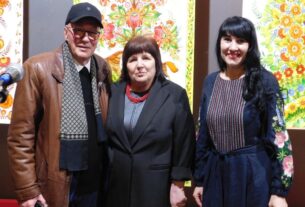 Когда оживает калина: в Каменском презентовали магию петриковки Виктории Тимошенко