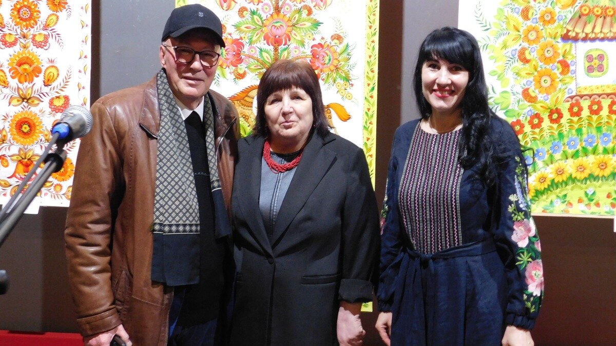 Коли оживає калина: у Кам’янському презентували магію петриківки Вікторії Тимошенко