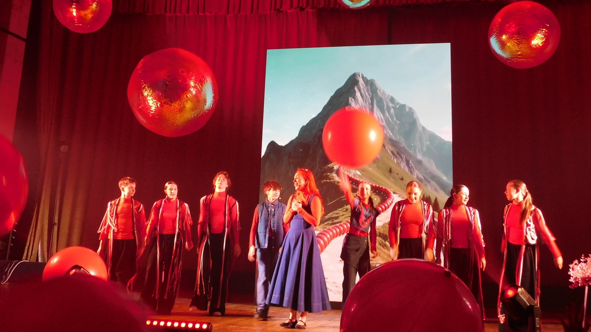 В киноконцертном зале «МИР» состоялся семейный мюзикл «Мамины бусы».