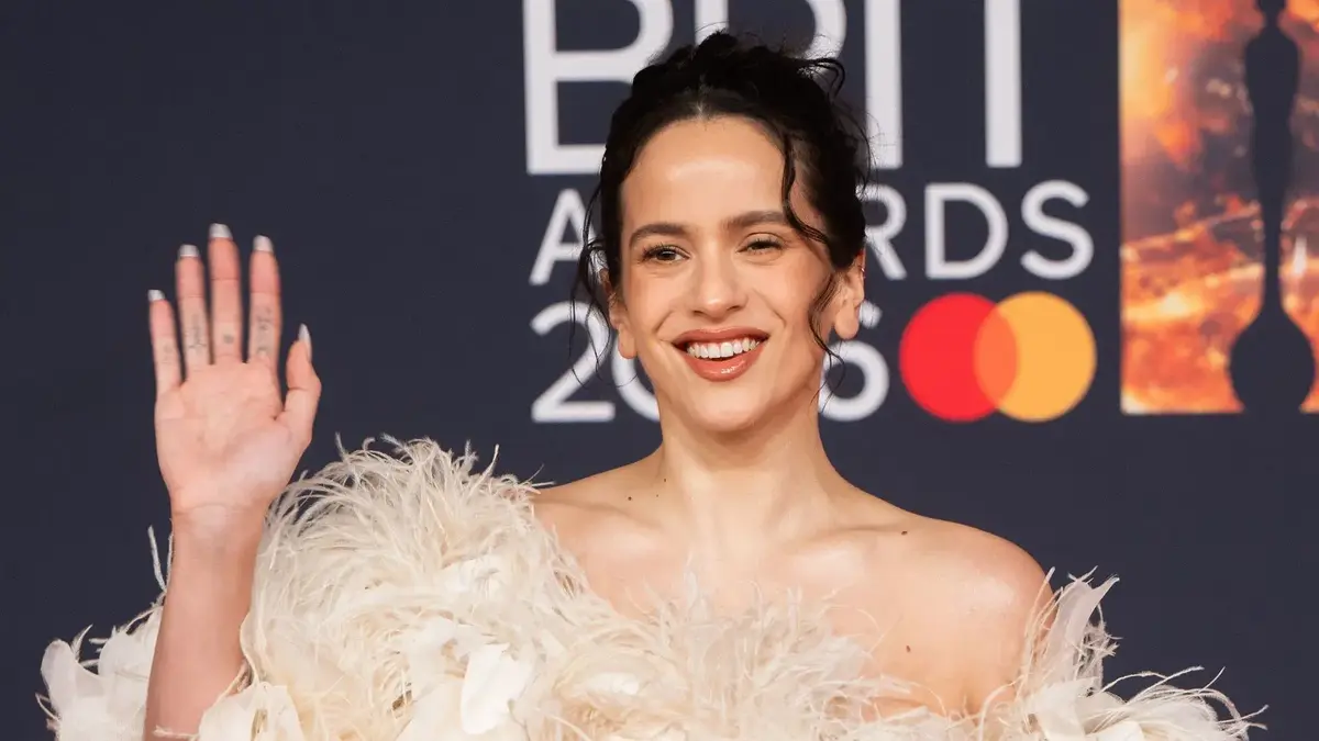 Испанская певица Rosalía ошеломила фанов, запев на украинском на концерте во Франции