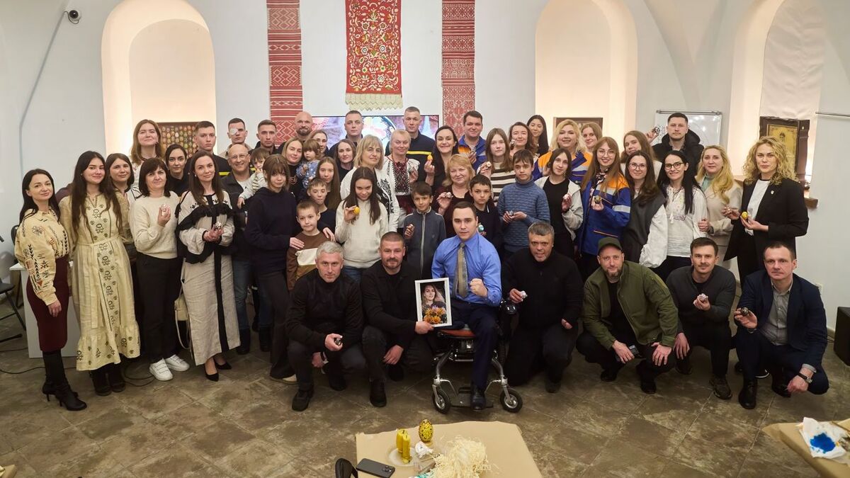 У Софії Київській до Великодня пройшов об’єднавчий майстер-клас із розпису писанок 