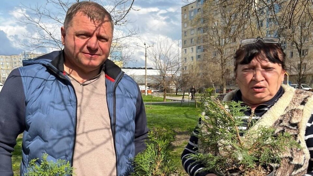 На левобережье жители вместе с депутатом озеленили двор