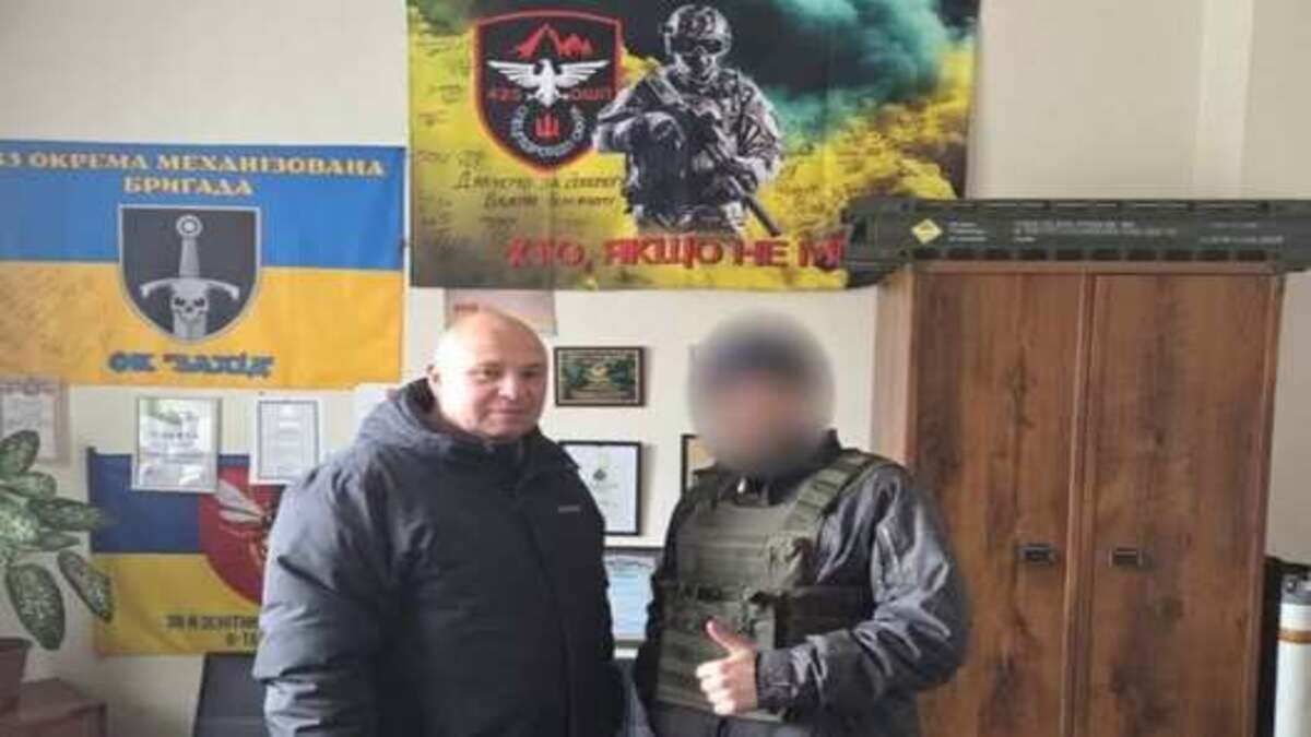 Тим, хто зміцнює віру: у Кам’янському передали капелану захисне спорядження