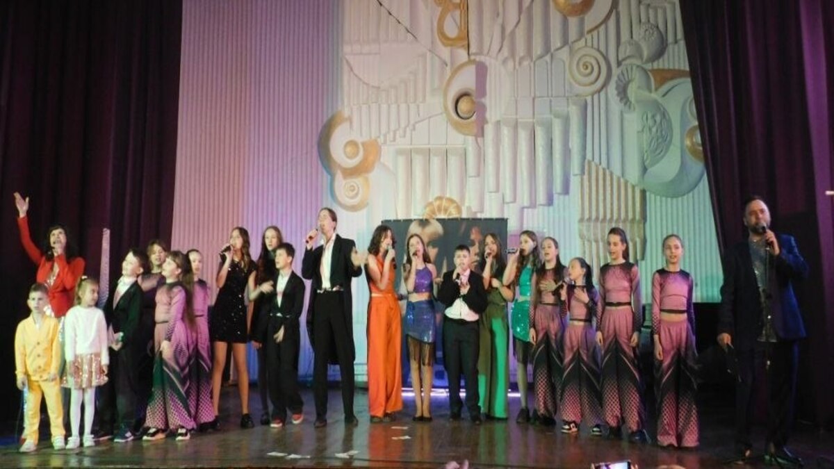 Музыка, объединяющая сердца: в Каменском дети пели хиты ABBA для своих родителей и бабушек