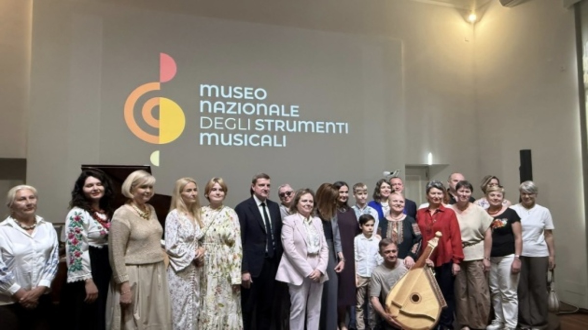 Фонди Національного музею музичних інструментів у Римі поповнилися українською бандурою