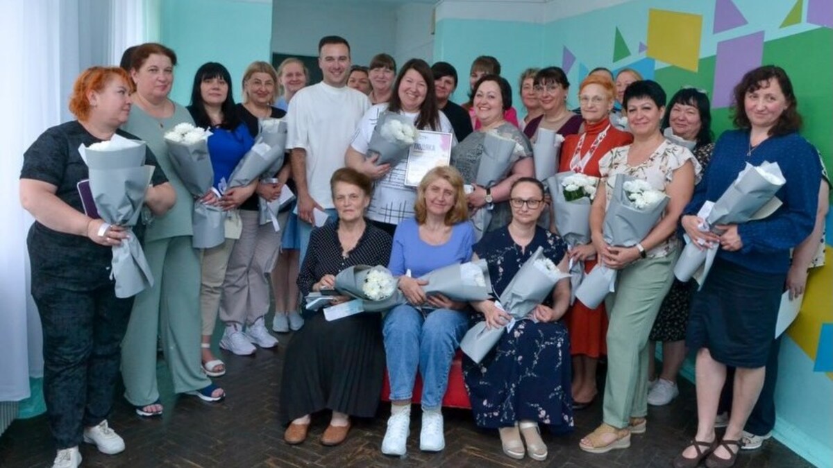 Представник громадської організації “Бджола”  привітав колектив рідного ліцею із закінченням навчального року