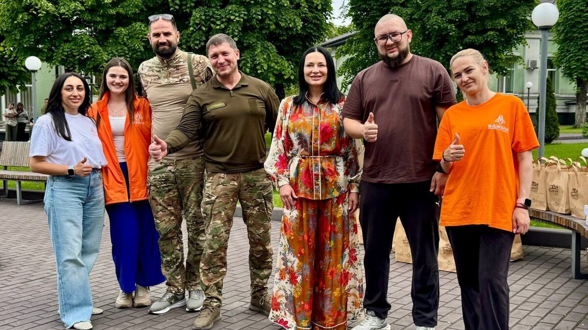 Волонтери громадської організації “Бджола”, “Новий Час” та духовенство відвідали поранених бійців у шпиталі