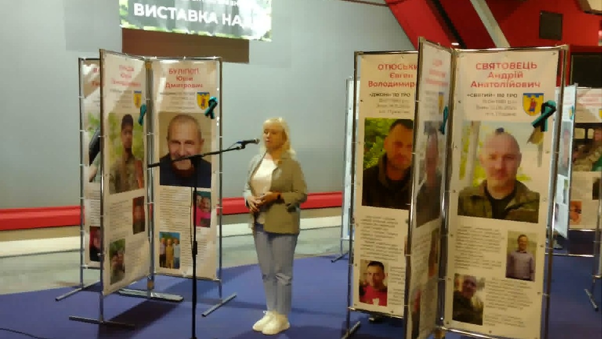В музее истории Каменского открылась выставка «Истории тех, кого ждут дома»