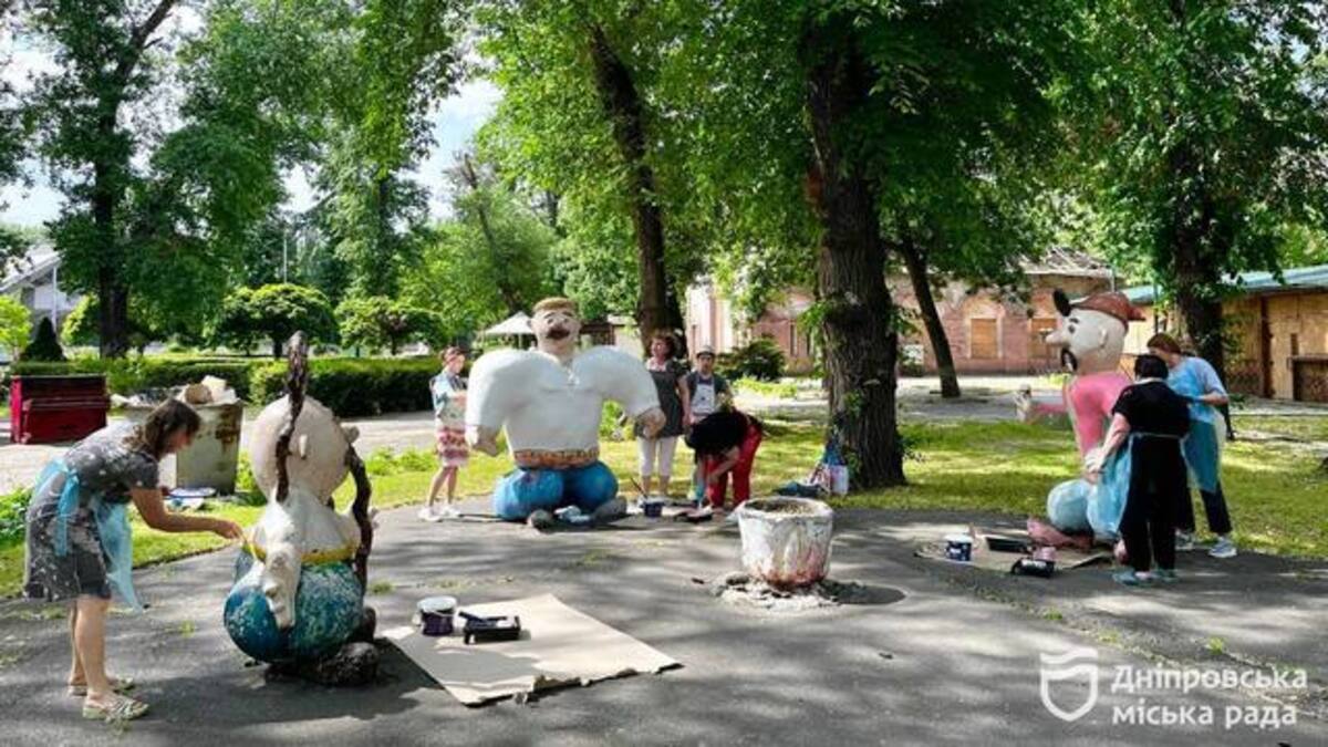 У Дніпрі на алеї казок у парку Глоби юні художники власноруч розмалювали фігури казкових героїв