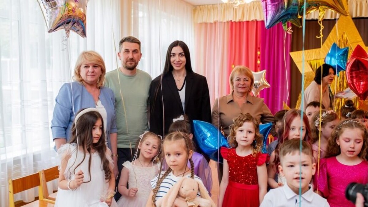 “Золоте курча” для найменших: у театрі ім. Лесі Українки подарували дітям казку