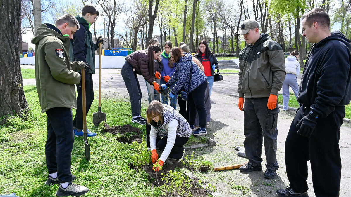 У Кам’янському триває екодесант: територію “Нової сцени” прикрасили новими насадженнями
