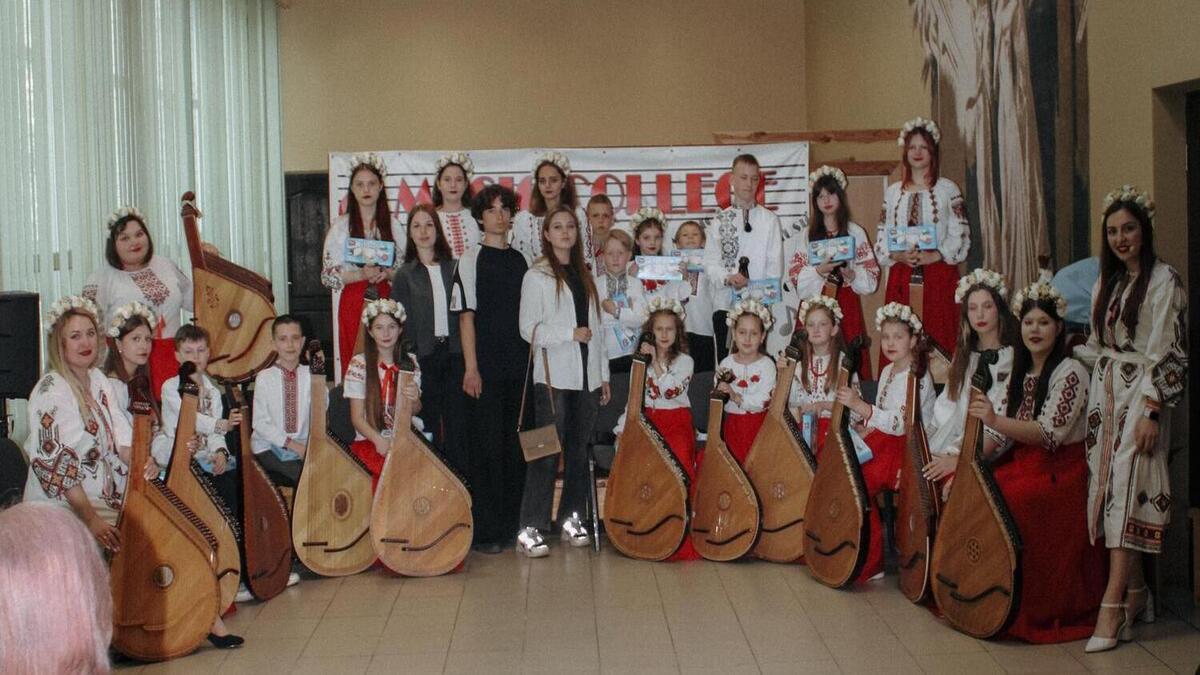Струни душі: у Кам’янському відбувся великий звітний концерт “Бандурного тандему”