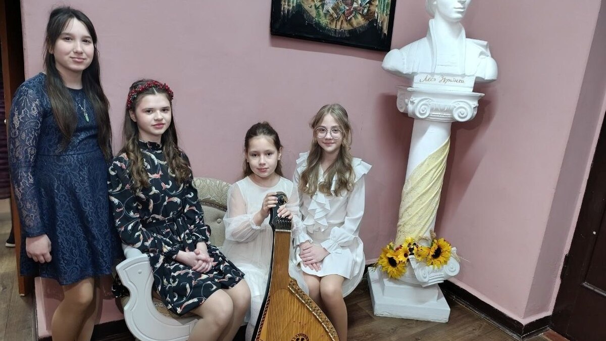 У Кам’янській школі мистецтв №5 через творчість відзначили День Матері 