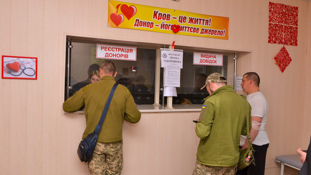В Каменском депутаты, волонтеры и десантники сдали кровь для раненых бойцов