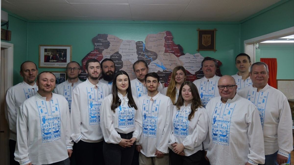 Українські полярники показали ексклюзивну антарктичну вишиванку з китами та пінгвінами