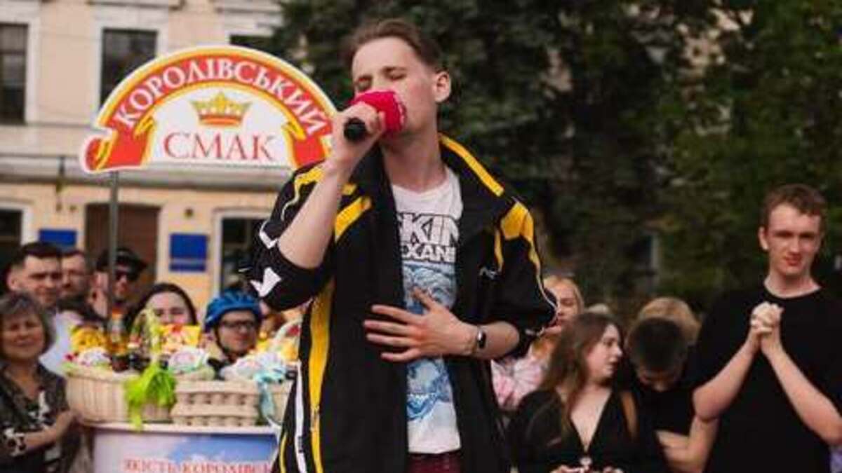 Співак із Кривого Рогу здобув перемогу в оновленому шоу “Караоке на Майдані” та передав виграш військовим