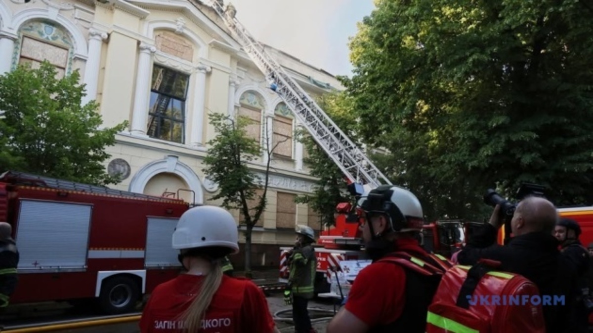 Російський дрон атакував Харківський художній музей, спалахнула пожежа