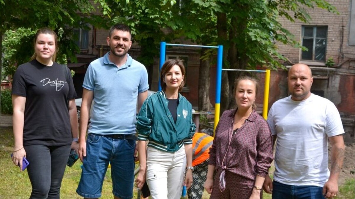 Команда громадської організації “Бджола” допомогла оновити прибудинкову територію на проспекті Відродження