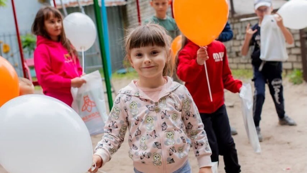 Команда общественной организации «Бджола» обновила детскую площадку на проспекте Металлургов