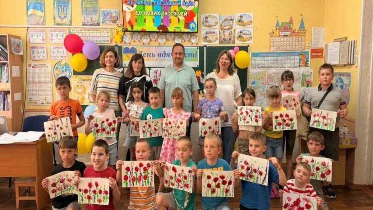 День друзів у гімназії №35: діти малювали квіти повітряними кульками