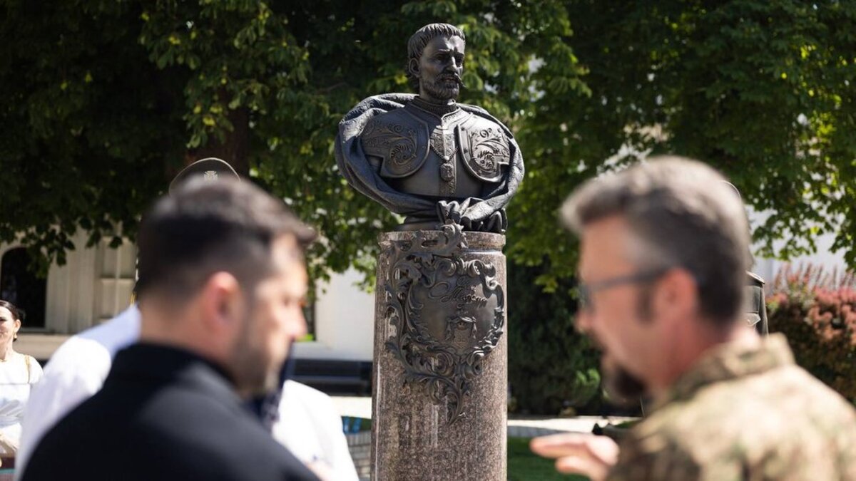 Гетьман повертається до столиці: у Києво-Печерській лаврі встановили погруддя Івана Мазепи