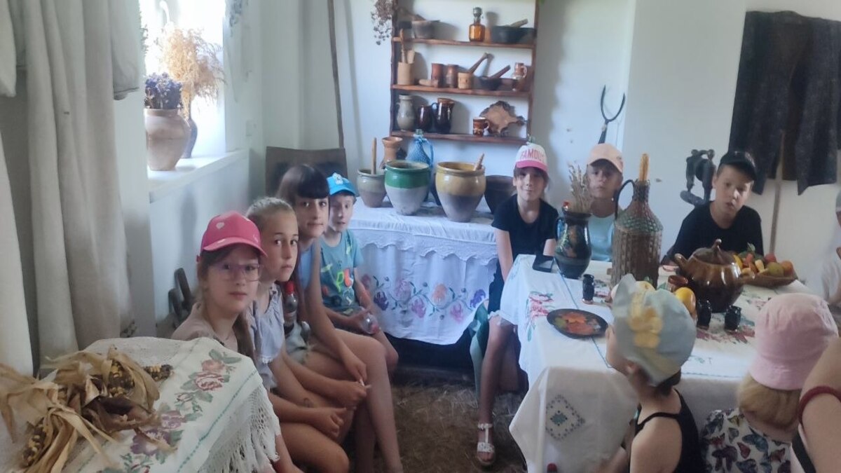 Збереження традицій: учні ліцеїв Кам’янського відвідали Етномузей у Карнаухівці