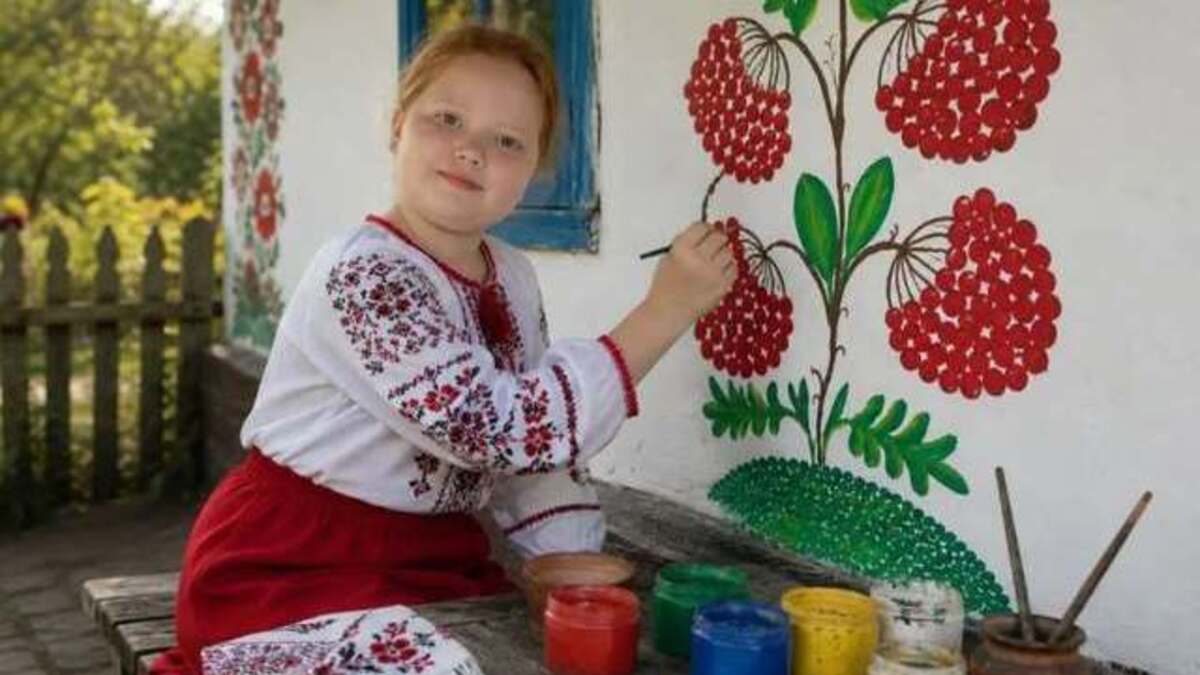Днепровская школьница украсила дом дедушки петриковской росписью