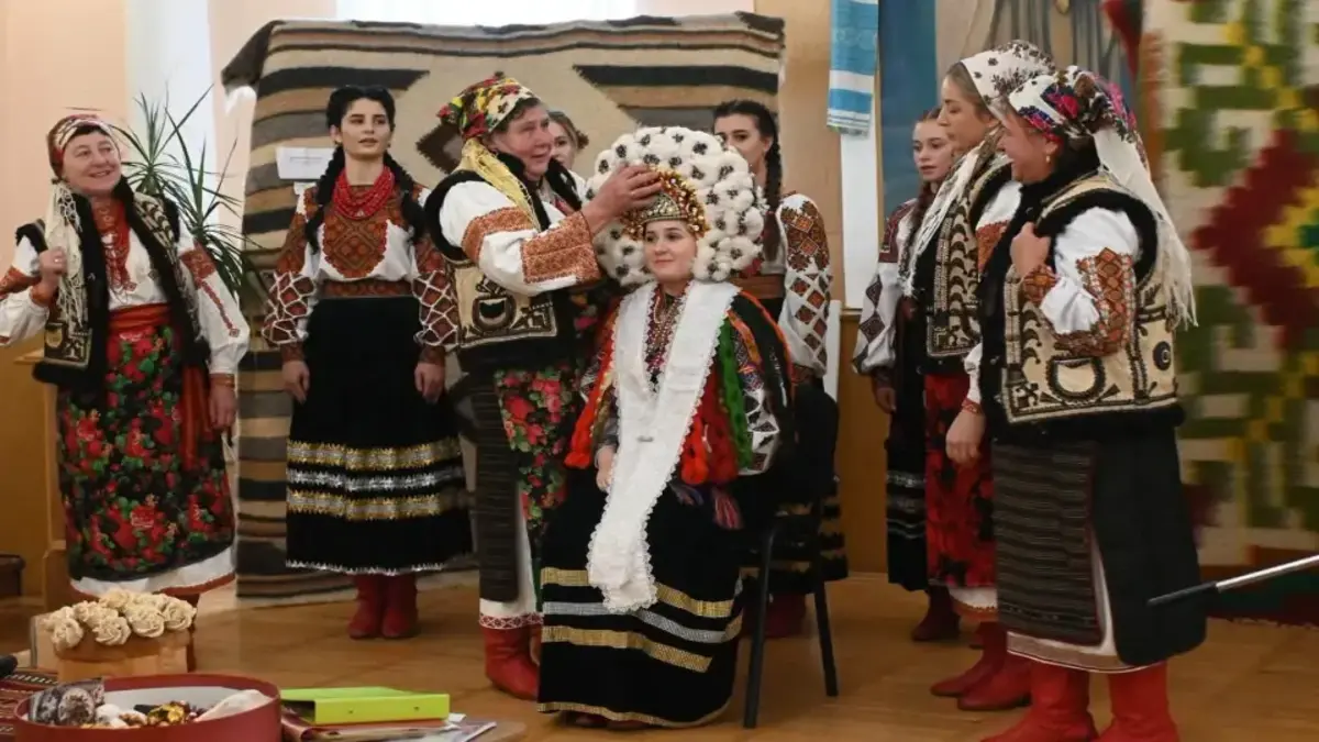  Нематеріальною культурною спадщиною України офіційно визнали мистецтво створення  пір’яного вінка на Прикарпатті