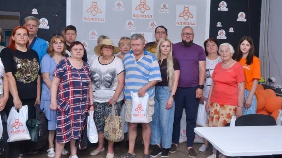 Активісти громадської організації “Бджола” видали продуктові набори та подбали про благоустрій 