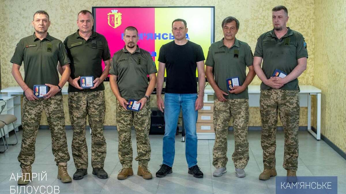 Андрій Білоусов вручив відзнаки військовослужбовцям, які оберігають наше небо