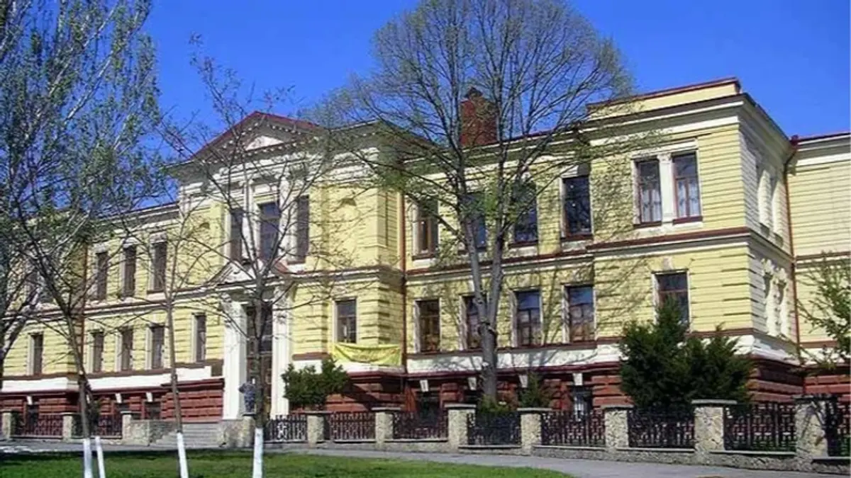 Російські безпілотники пошкодили унікальні  вітрини у Херсонському краєзнавчому музеї