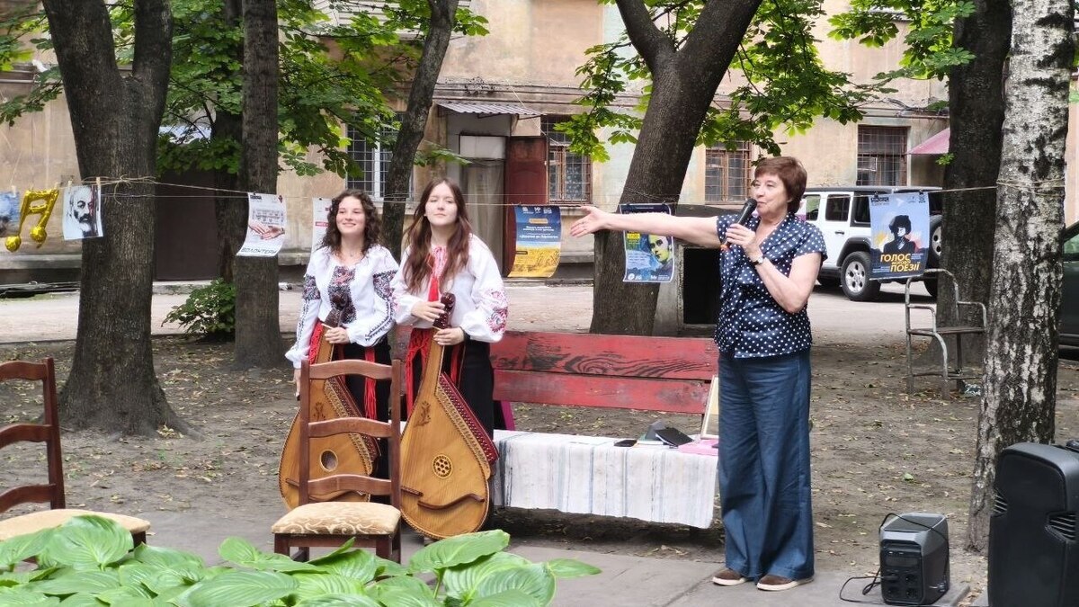 Чарівний вечір у книжковому дворику: як юні бандуристки полонили серця слухачів у Кам’янському