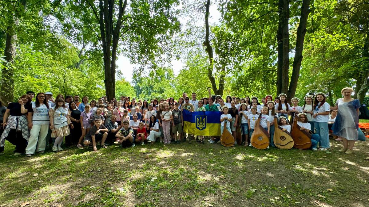 Музика, подарунки та гарний настрій: у розарії пройшло яскраве свято