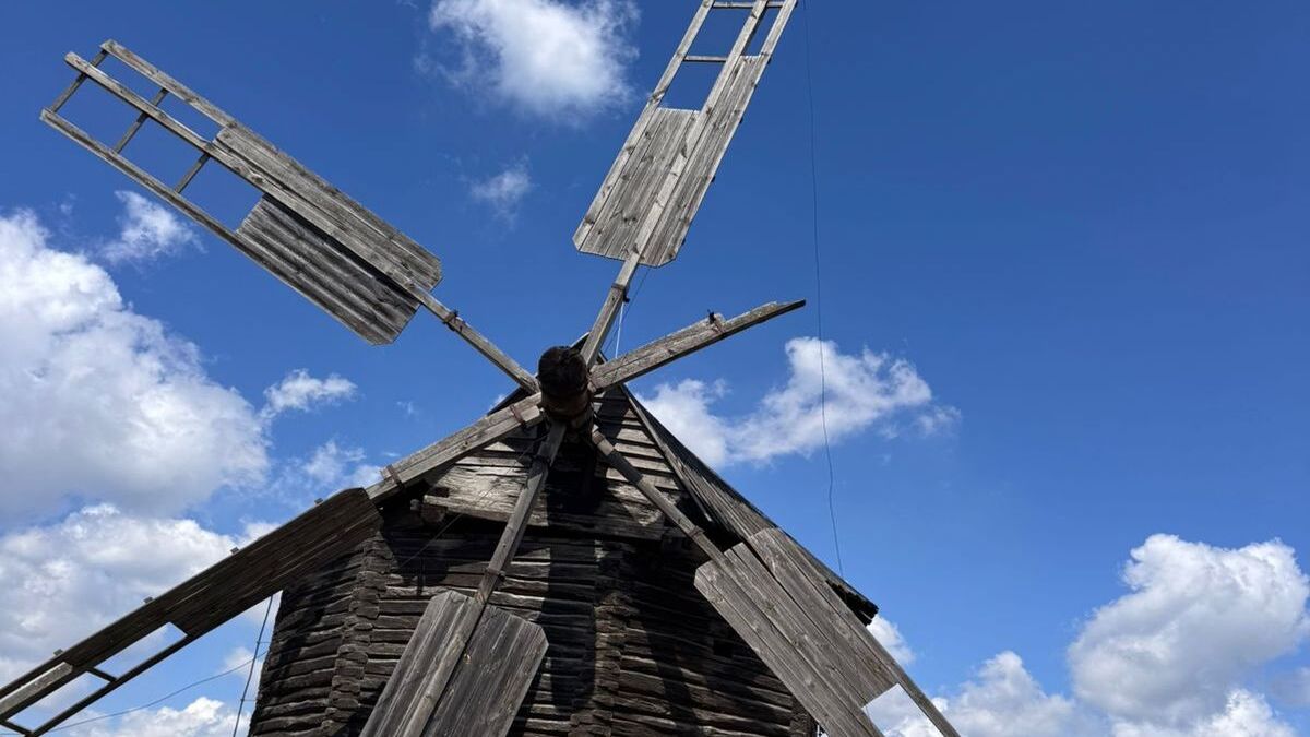 Російська ракетна атака пошкодила унікальний історичний вітряк у Пирогові