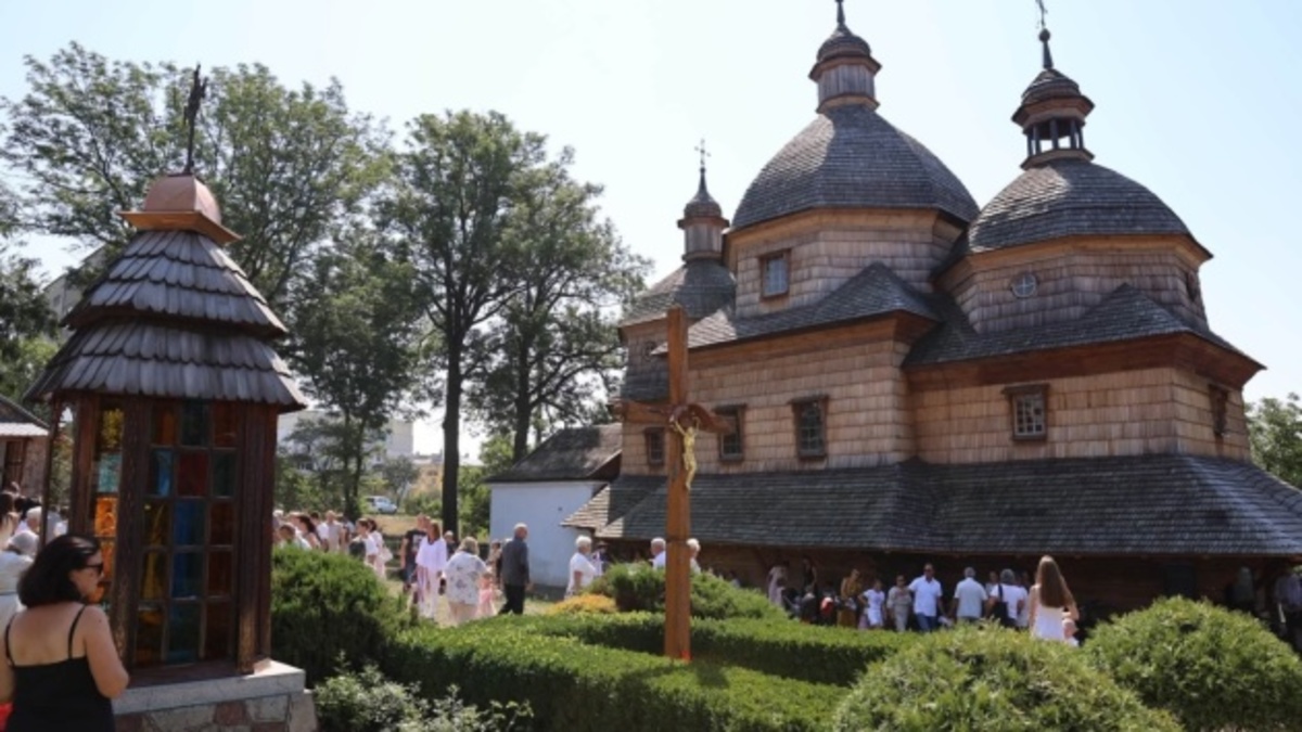 На Львівщині після реставрації відновила роботу дерев’яна церква-пам’ятка ЮНЕСКО