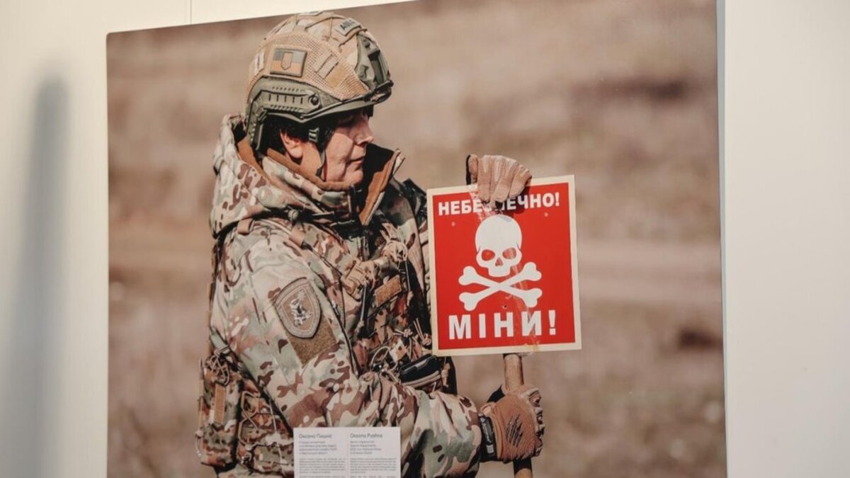 У Дніпрі триває фотовиставка “Жінки у розмінуванні”