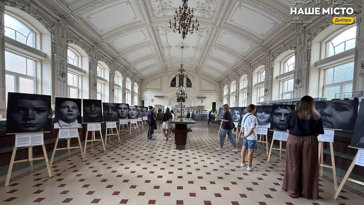 У Дніпрі відкрилася фотовиставка, що розповідає про долі дітей у часи війни