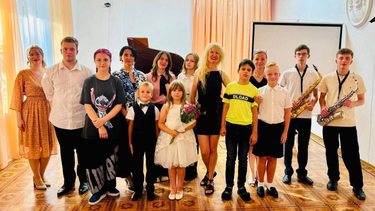 Енергія, музика та світло: у Камʼянській школі мистецтв №2 відзначили День молоді