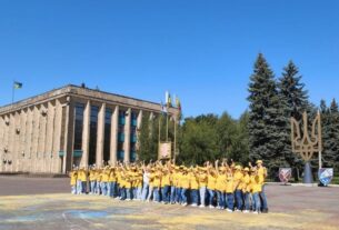 Живий Тризуб і синьо-жовтий салют фарб: Кам’янське долучилося до всеукраїнського флешмобу до 35-річчя Незалежності