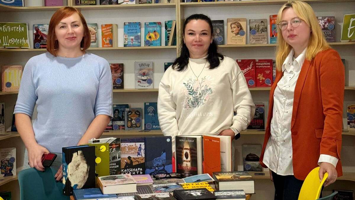 Книжкові новинки з автографами: бібліотеки Кам’янського отримали подарунок від BestsellerFest