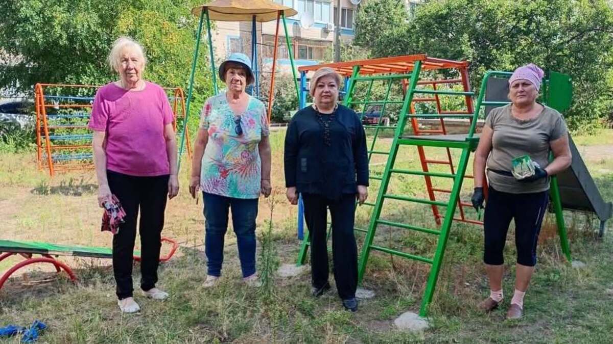 Мешканці 11-го мікрорайону влаштували толоку на дитячому майданчику